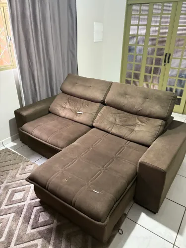 Sofá retrátil (usado) com detalhes
