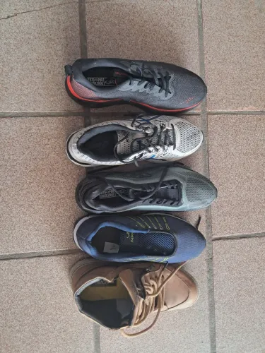 Tenis pra galera de um pé só 