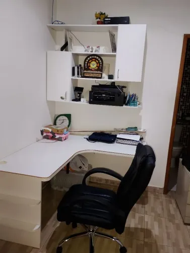 Mesa para escritório com cadeira e armário