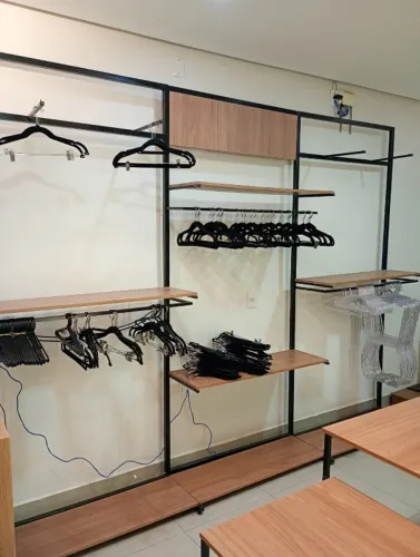 VENDO ESTRUTURA COMPLETA PARA LOJA DE ROUPAS - PRONTA PARA USO.