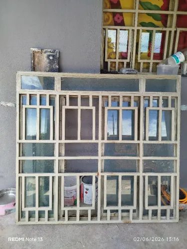 Vendo uma janela de vidro e a pedra de mármore 