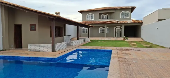Lindo Sobrado de 4 Quartos | 2 Suítes | Hidromassagem | Piscina | Excelente Localização