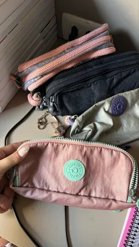 Três estojos kipling semi novos originais