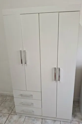 Guarda-Roupa Branco 4 Portas e 3 Gavetas - Bom Estado