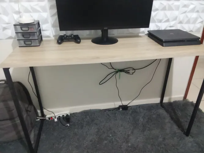 Mesa tampo de madeira e pés de ferro