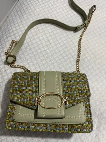 Bolsa de ombro, transversal quadrada decorada com alça de corrente