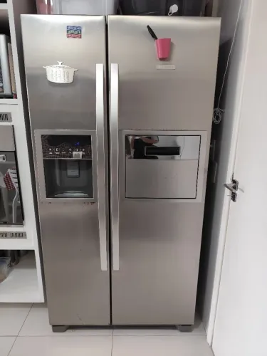 Vendo geladeira side by side Eletrolux com fábrica de gelo