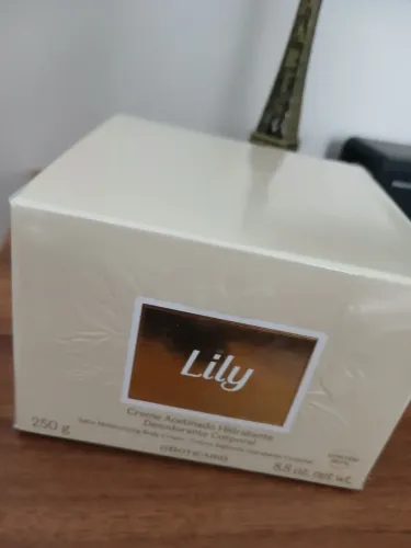 Hidratante acetinado lily novo lacrado 