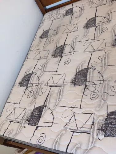 Cama de madeira com Colchao