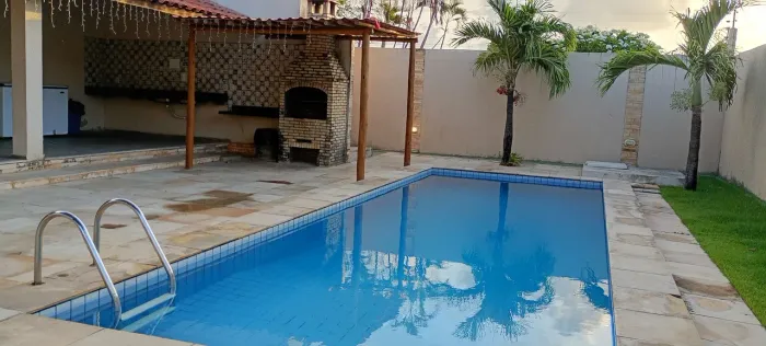 Casa com piscina/deck/ quadra/ playground.