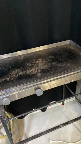 Chapa de lanche com suporte de ferro