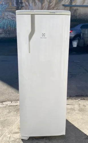 Geladeira Eletrolux semi nova 280 litros 