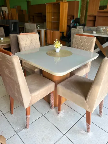 Mesa de 4 lugares 90x90 disponível