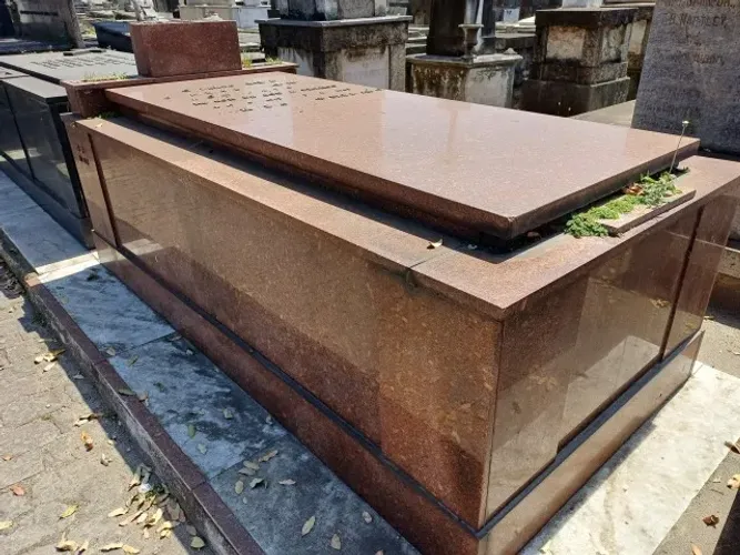 JAZIGO PERPETUO SÃO FRANCISCO XAVIER (CAJU) EM GRANITO CEREJEIRA