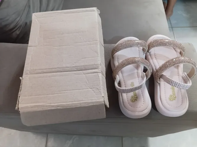 Sandalia bege tamanho 27/28
