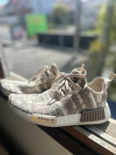 TÊNIS ADIDAS NMD-R1 BEGE/BRANCO