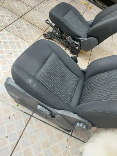 Par de bancos dianteiros Ford Fiesta Rocam / EcoSport - adaptados para Kadett/Chevette