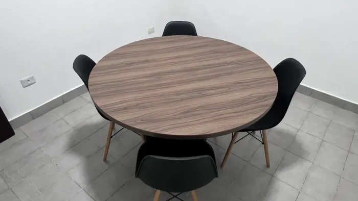 Mesa de Reunião Redonda Amadeirada Nogal com Preto 