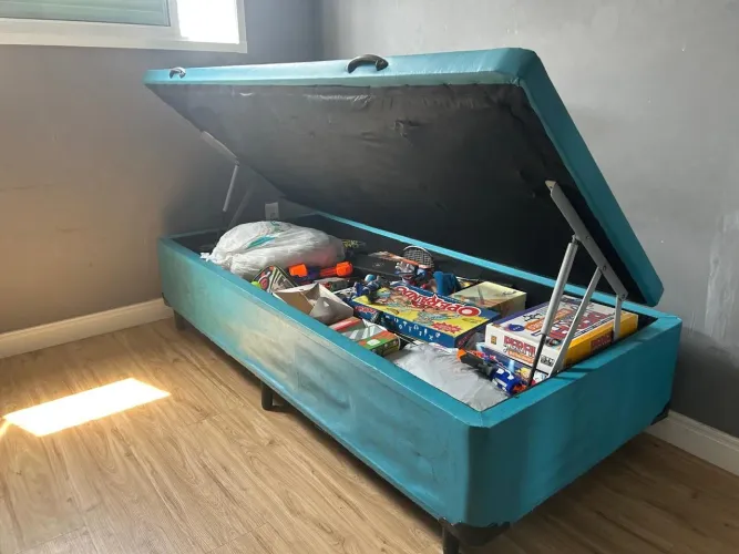 Vendo cama box baú solteiro usada.