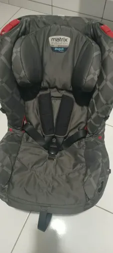 Vende-se cadeirinha para bebê de 0 a 6 anos com regulagem de inclinação.