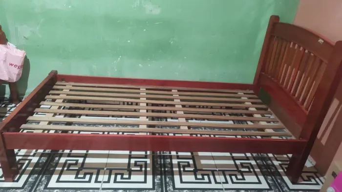 Cama de solteiro em madeira maciça- Excelente Estado e muito resistente