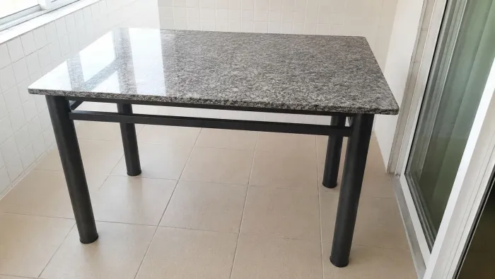 Mesa de jantar com tampo de granito