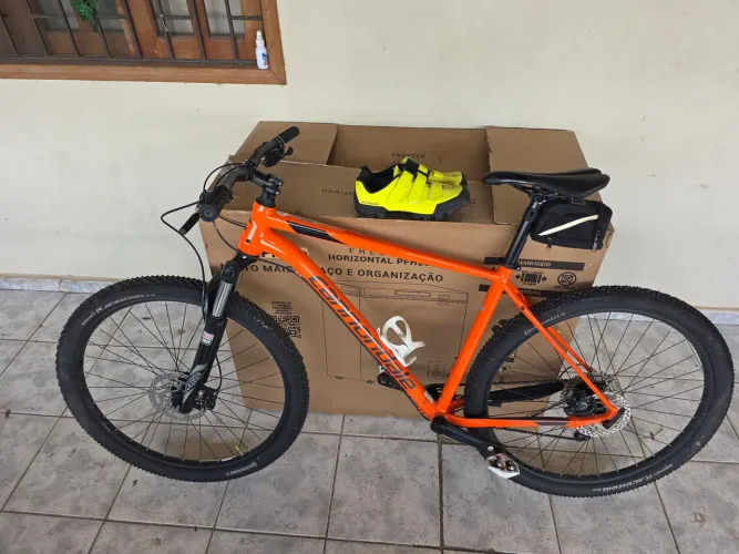 Bicicleta trail 5 cannondale semi nova , brinde sapatilha n° 42 semi nova pouco usado.