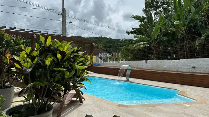 Casa Residencial em jurere , para locação anual -Florianópolis - .
