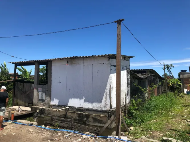 Terreno com casa construída