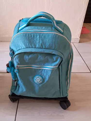 Mochila da kipling com rodinhas e puchador impecável