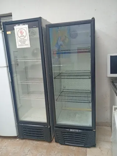 Cervejeira expositora , 220 voltz , em perfeito estado .