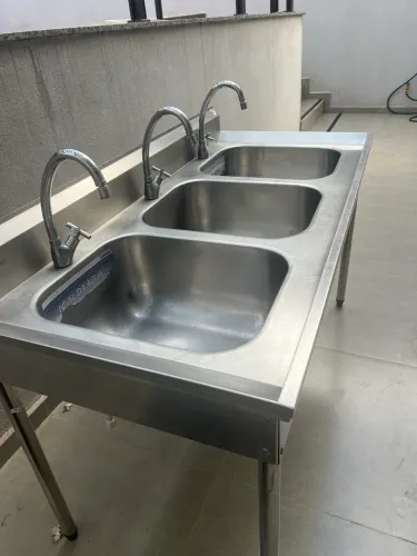 Pia de inox com 3 Cubas