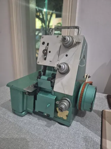 Maquina de costura overlock