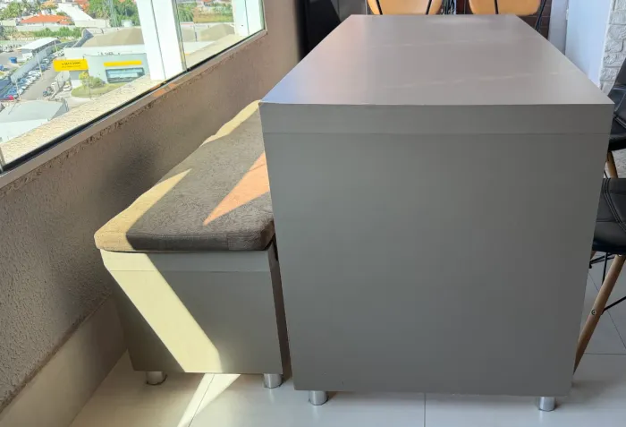 Mesa de madeira + banco de madeira estofado