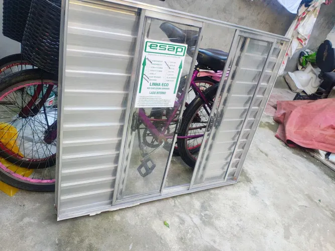 Vende-se Janela Veneziana