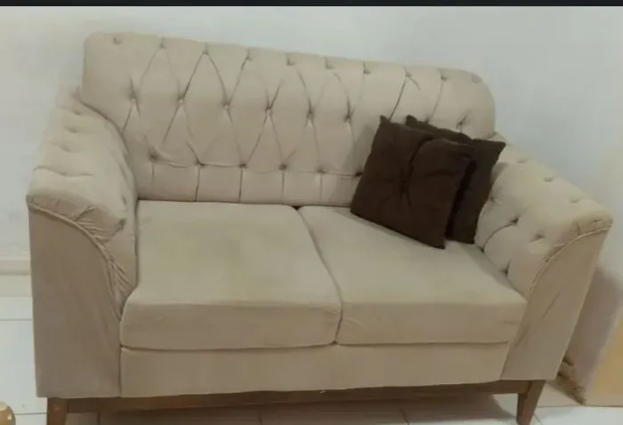 SOFÁ RETRO 2 LUGARES MADEIRA RESISTENTE E SOFISTICADO