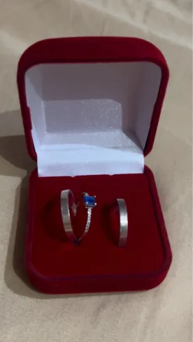 Vende_se par de aliança com solitário ( prata )