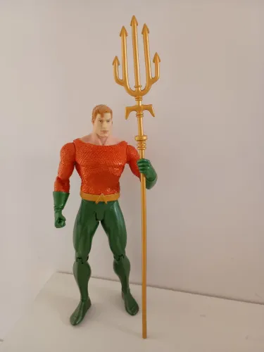 O boneco é o Aquaman da linha DC Comics Total Heroes, fabricado pela Mattel em 2013.