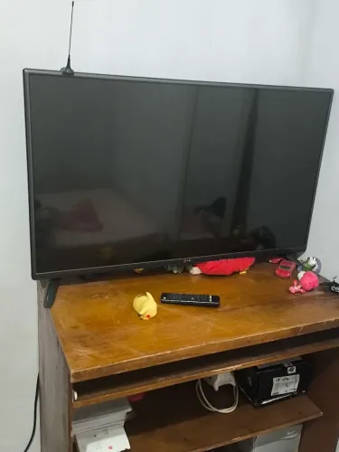 TV LG de 42 polegadas, modelo LG 42LB5500-SD.