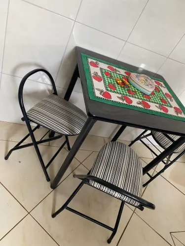 Mesa e 4 bancos