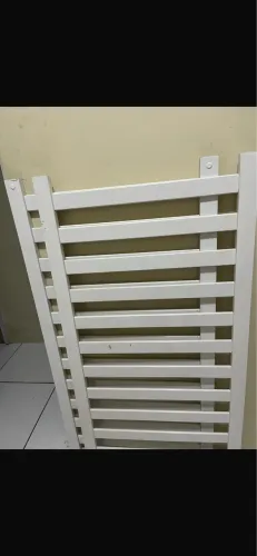 Vendo berço com rodinhas, acompanha colchão 170$. Retirada na Barra do Ceará