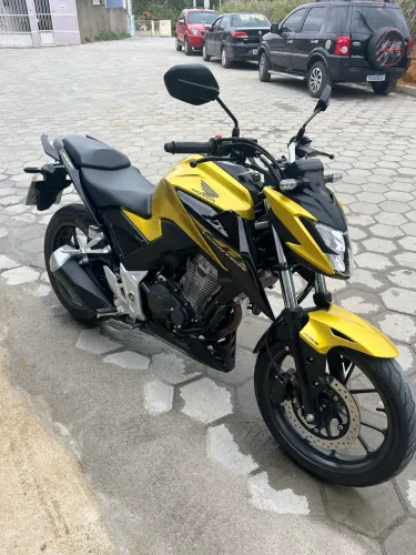 Vendo cb 300f 2024 em excelente estado de conservação