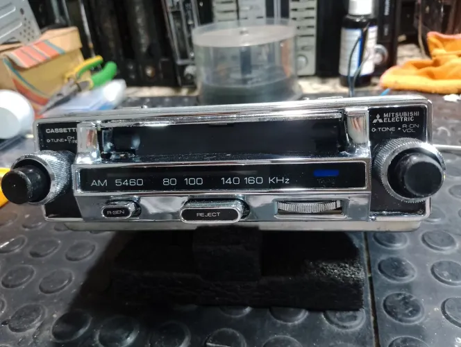 Rádio antigo Mitsubishi em ótimo estado de conservação.