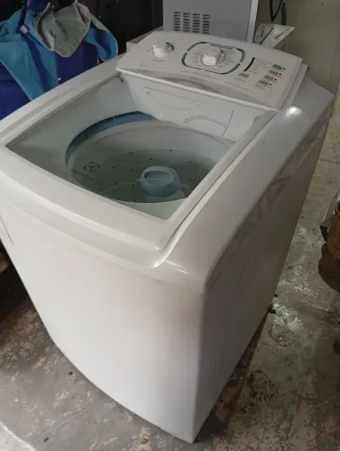 Máquina de lavar roupa Electrolux 12kg funcionando perfeitamente silenciosa