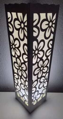 Vendo lindo abajur formato quadrado com flores vazado na cor branca.