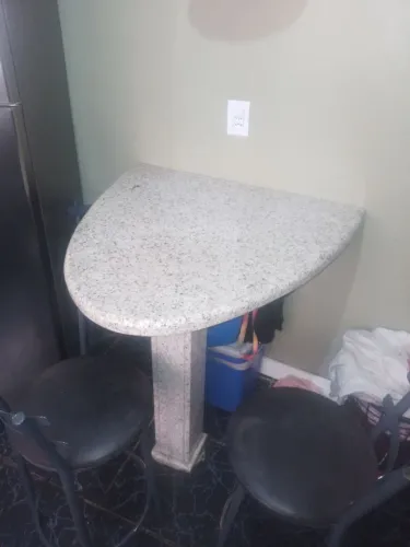 Vendo bancada de granito com pedestal de granito medindo 93de largura por 90 de comedidas