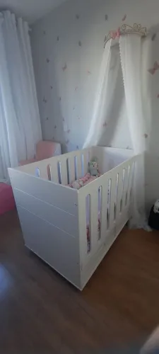 Berço branco MDF + poltrona de amamentação