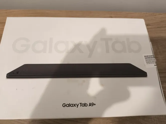 Tablet Samsung A9+ com capinha lilas, teclado e mouse