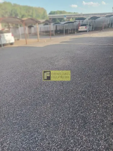 Apartamento mobiliado para locação com 2 quartos, portão eletrônico e 1 vaga de garagem.