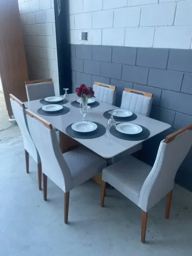 MESA DE JANTAR COM 6 CADEIRAS (OFERTA DE ÚLTIMA PEÇA)